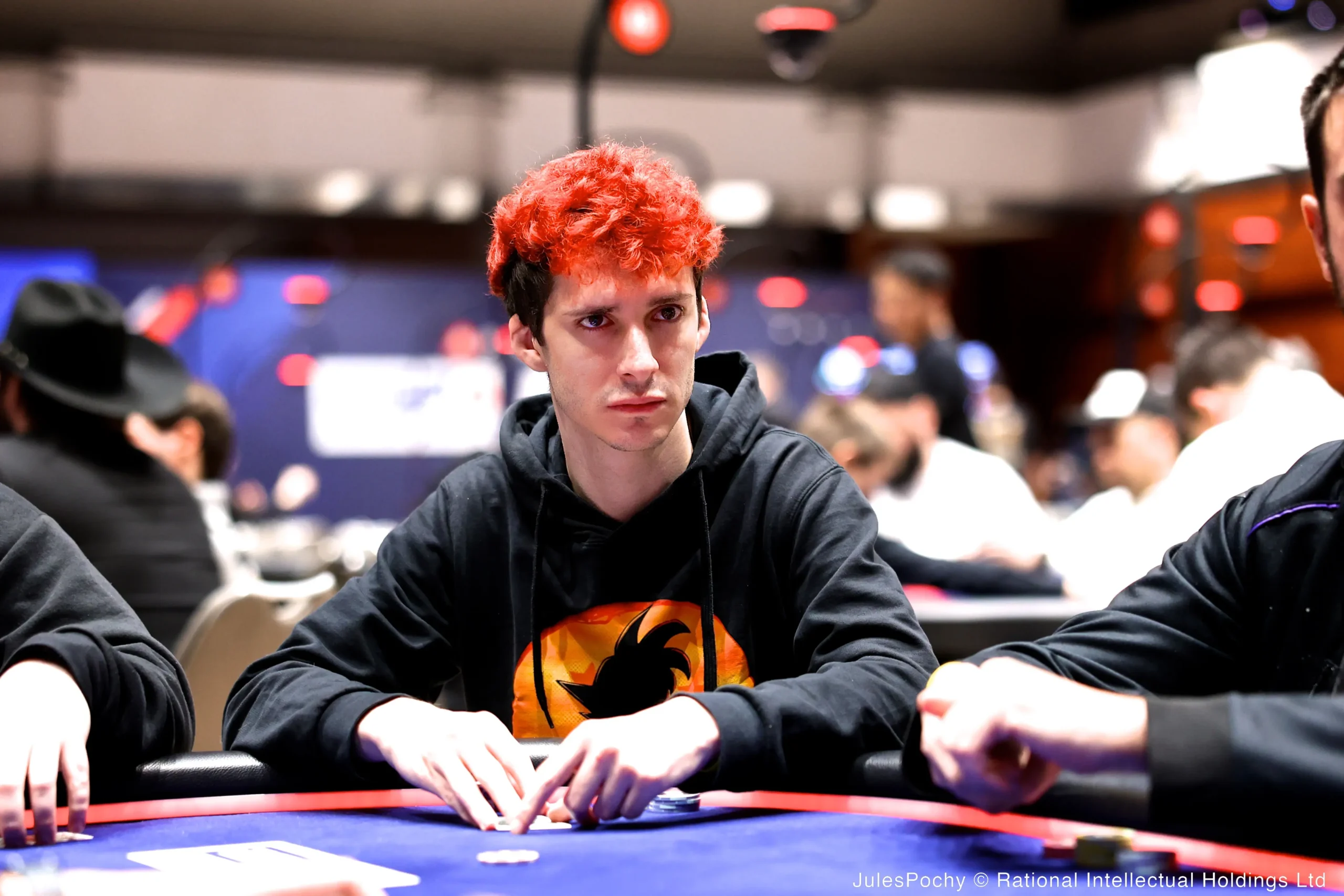 Jugador de poker analizando sus cartas en una mesa de Omaha