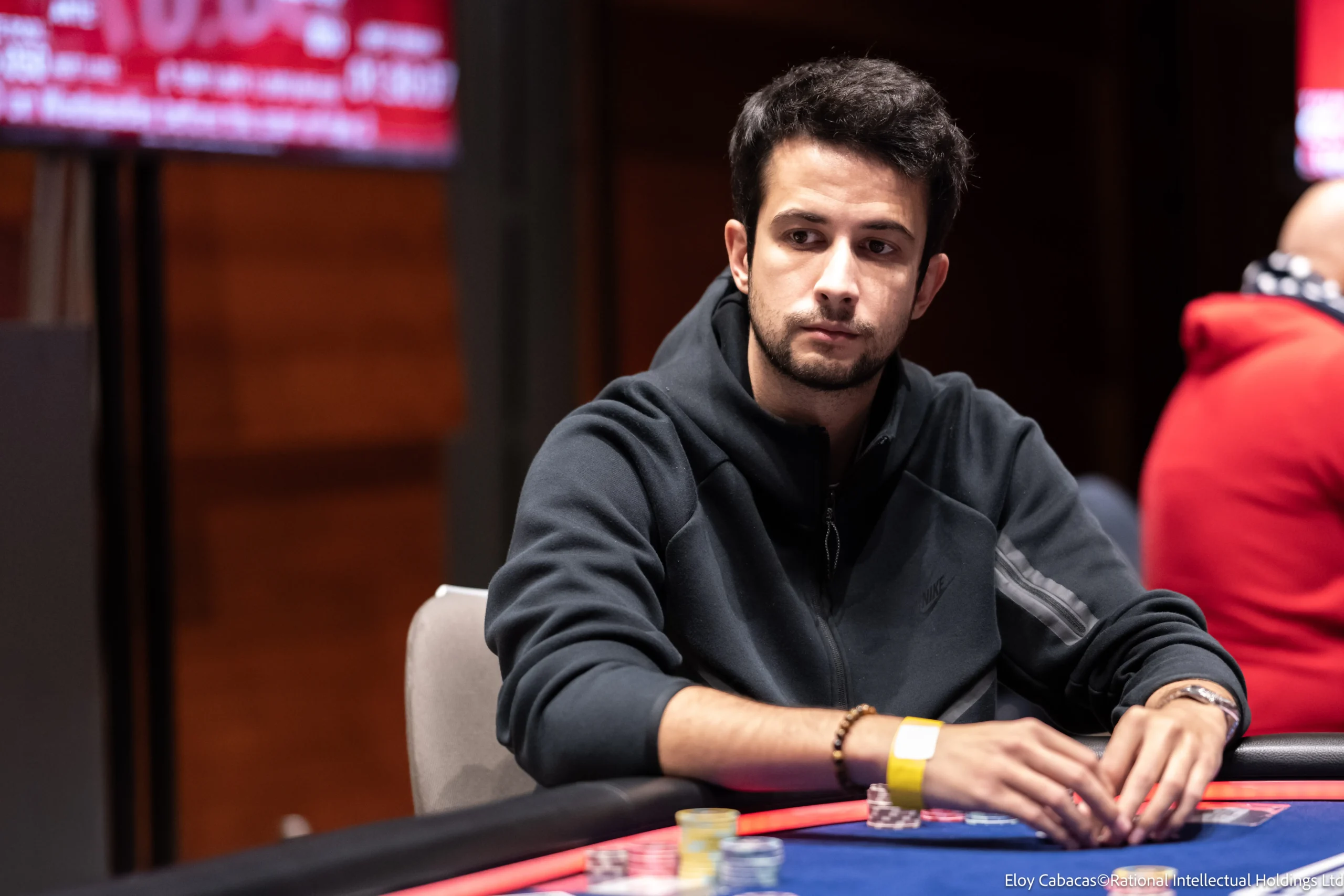 Jetons de poker et cartes sur une table verte