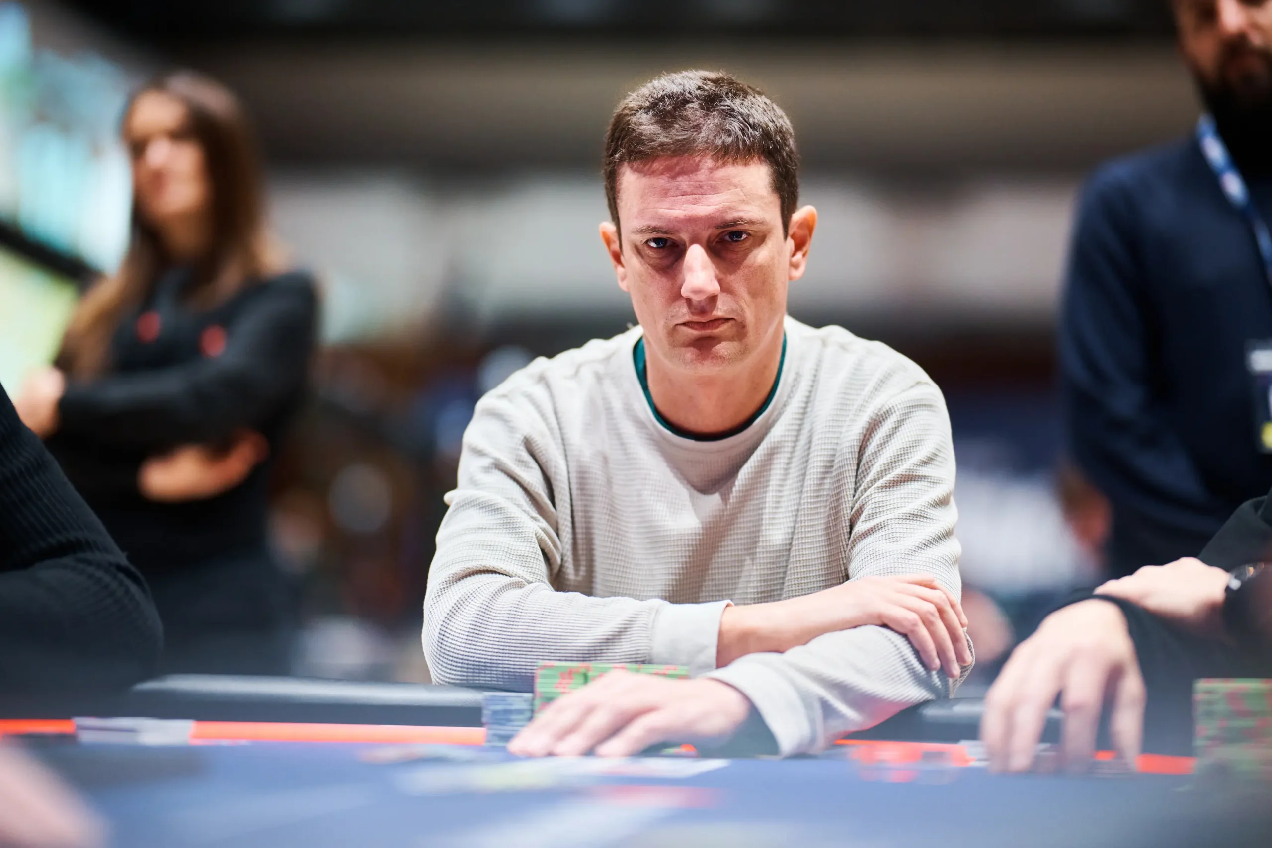 Jugador de poker profesional en un entorno de alta presión