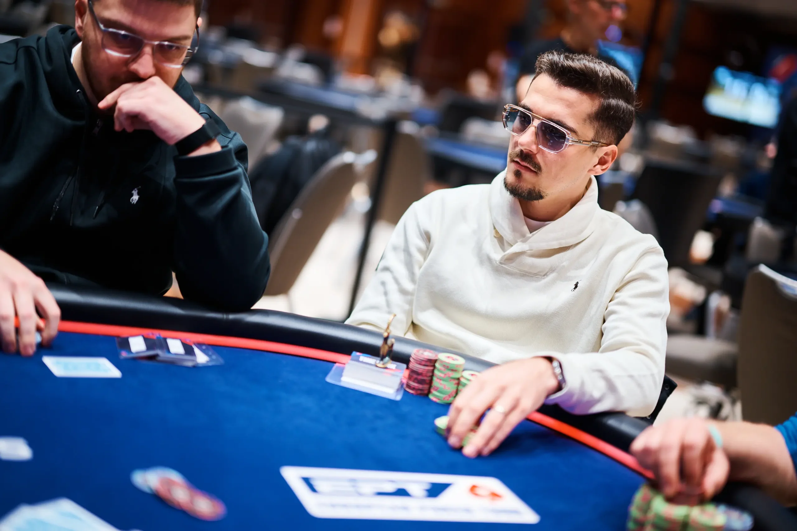 Jugadores compitiendo en un torneo masivo de poker online