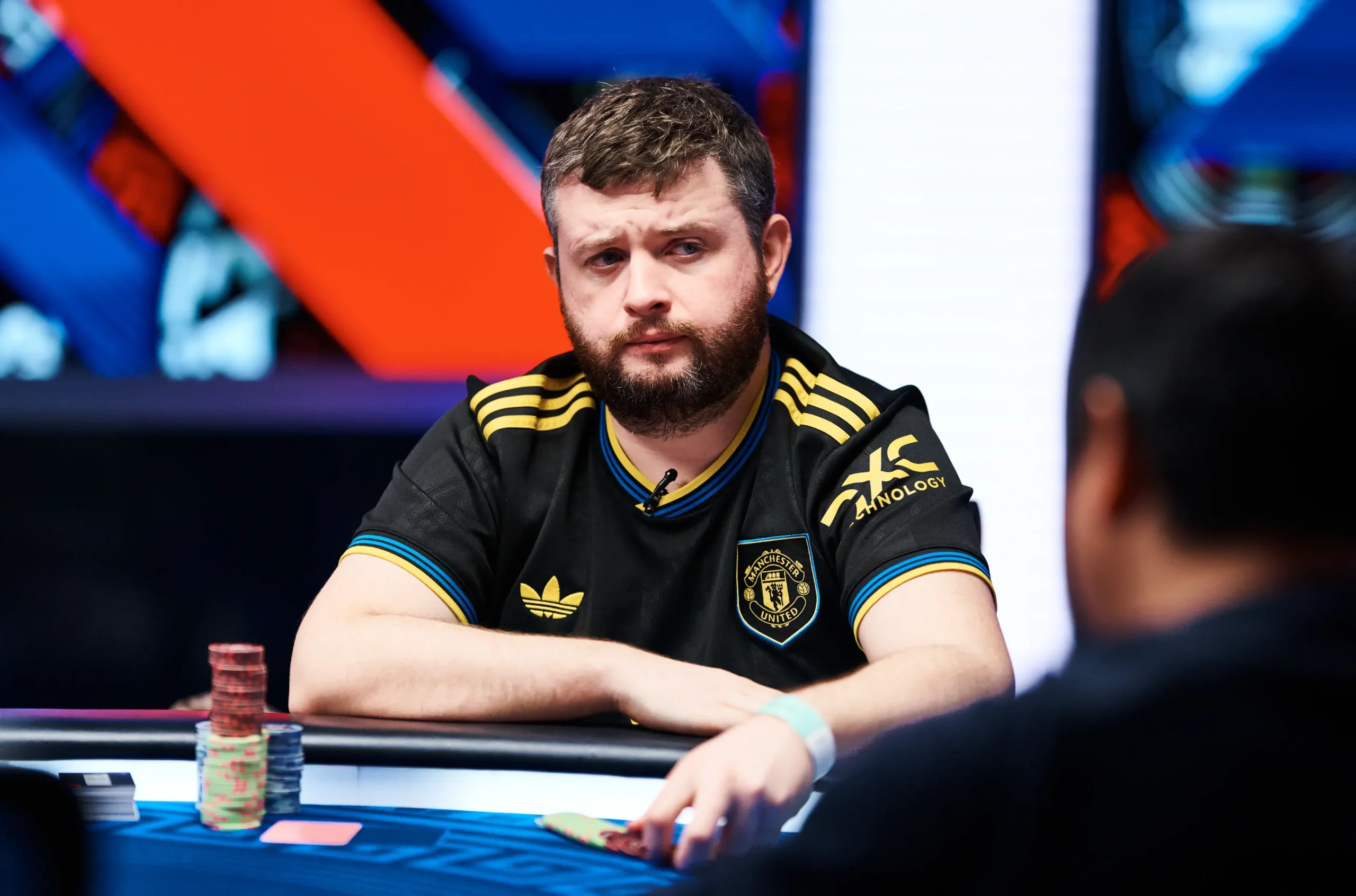 Jugador de poker analizando la situación en la mesa