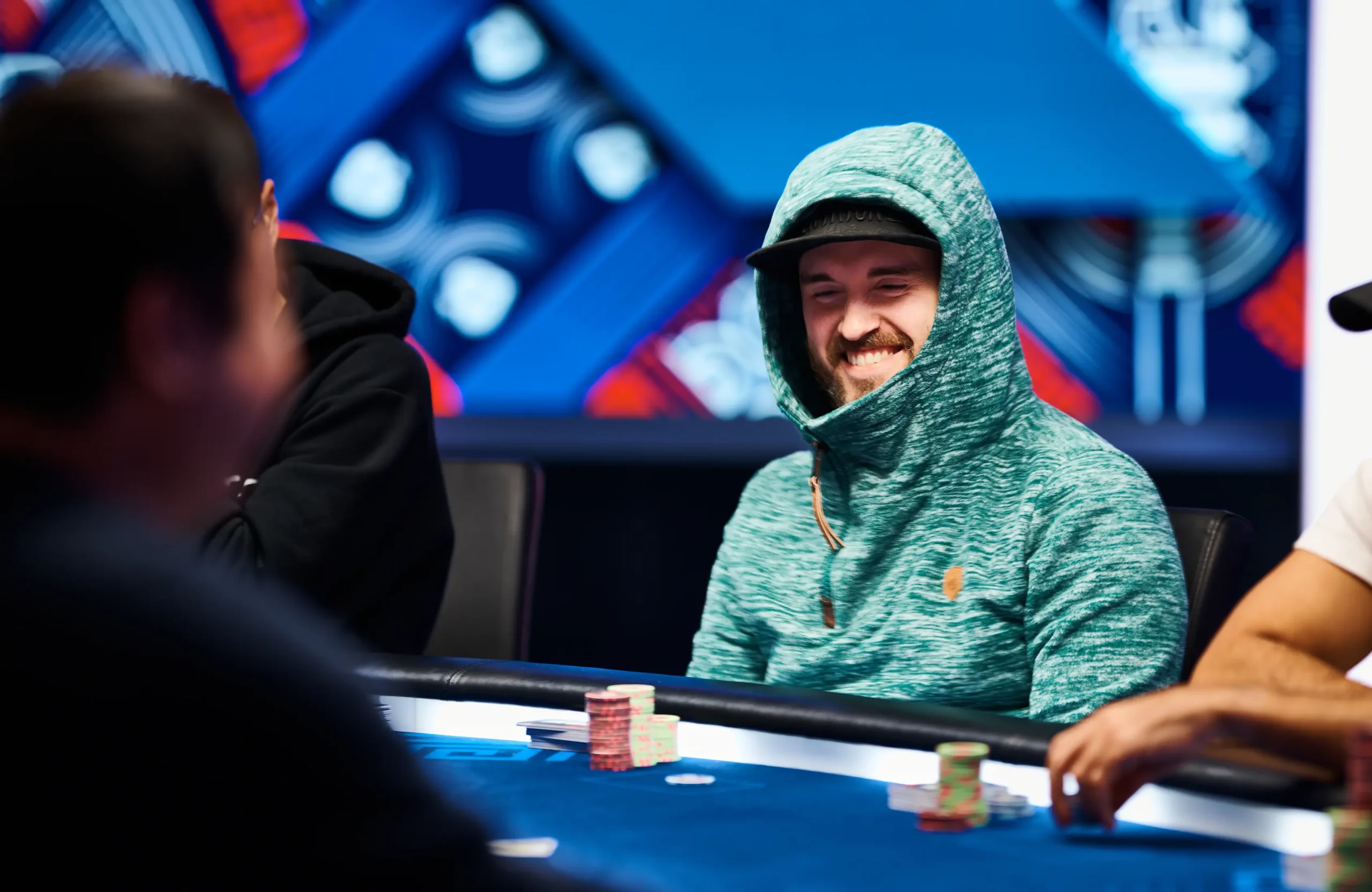 Jugador profesional de poker concentrado en la estrategia