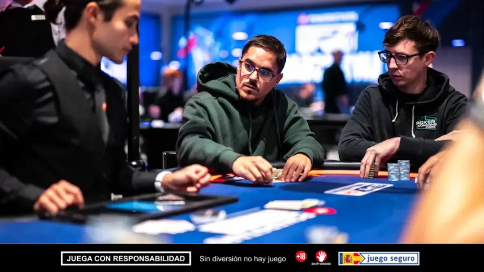 Jugador de poker profesional manteniendo la concentración
