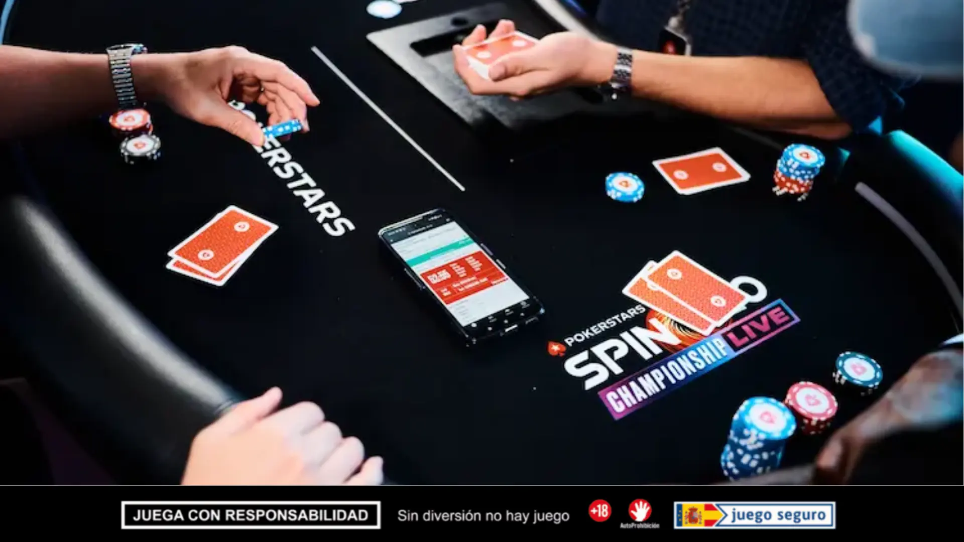 Jugador de poker concentrado analizando la situación del torneo