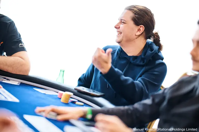 ¿Qué son las señales con las manos en el poker?